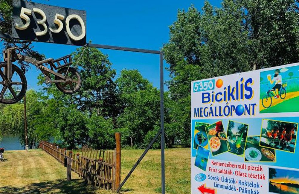 Strand bij Tóparti Camping naast het Meer van Tisza aan de rand van Tiszafüred bij Hortobágy Nationaal Park in het oosten van Hongarije