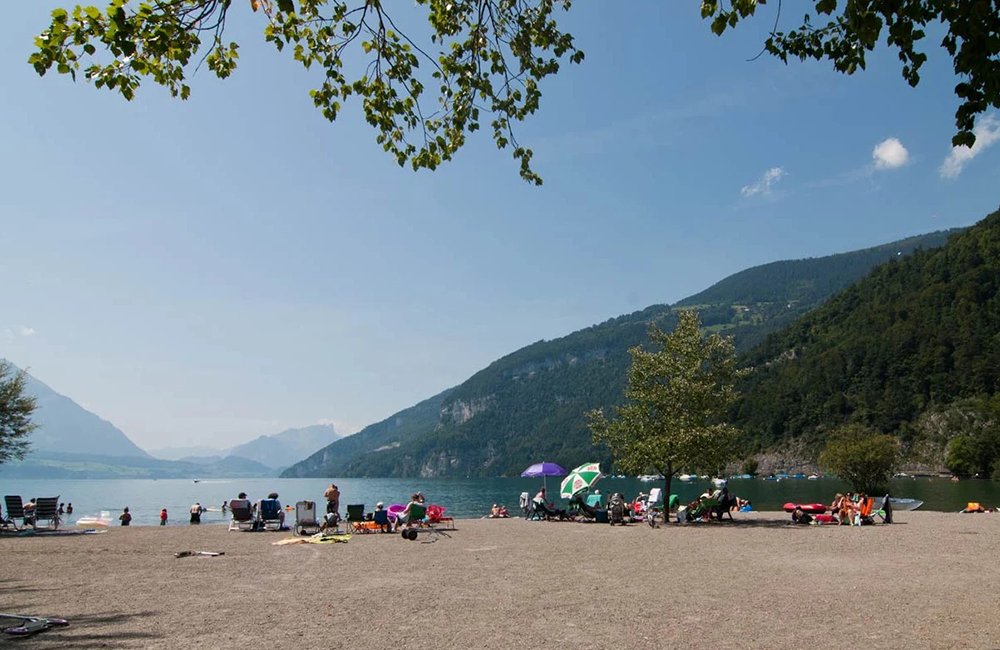 Strand van Camping Manor Farm aan het thunermeer in de Alpen van Berner Oberland in Zwitserland