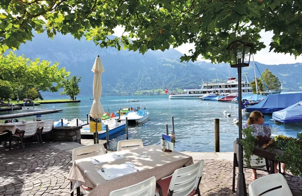 Terras aan meer bij Camping Manor Farm aan het thunermeer in de Alpen van Berner Oberland in Zwitserland