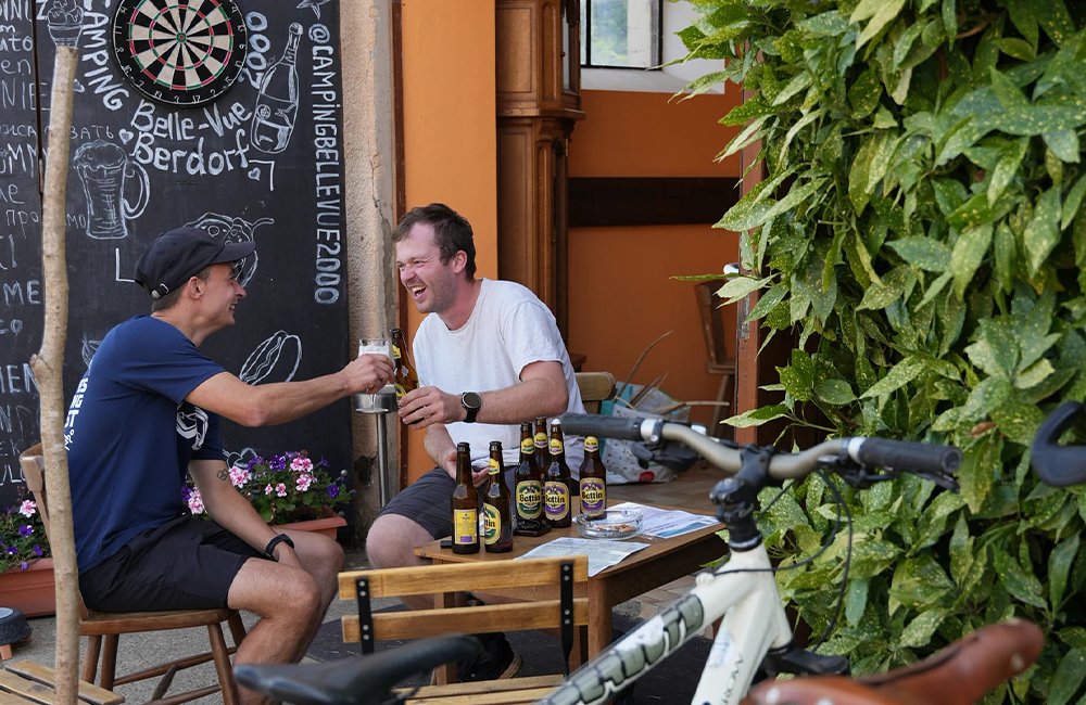 Terras van Camping Belle-Vue 2000 bij het Müllerthal het Klein-Zwitserland van Luxemburg