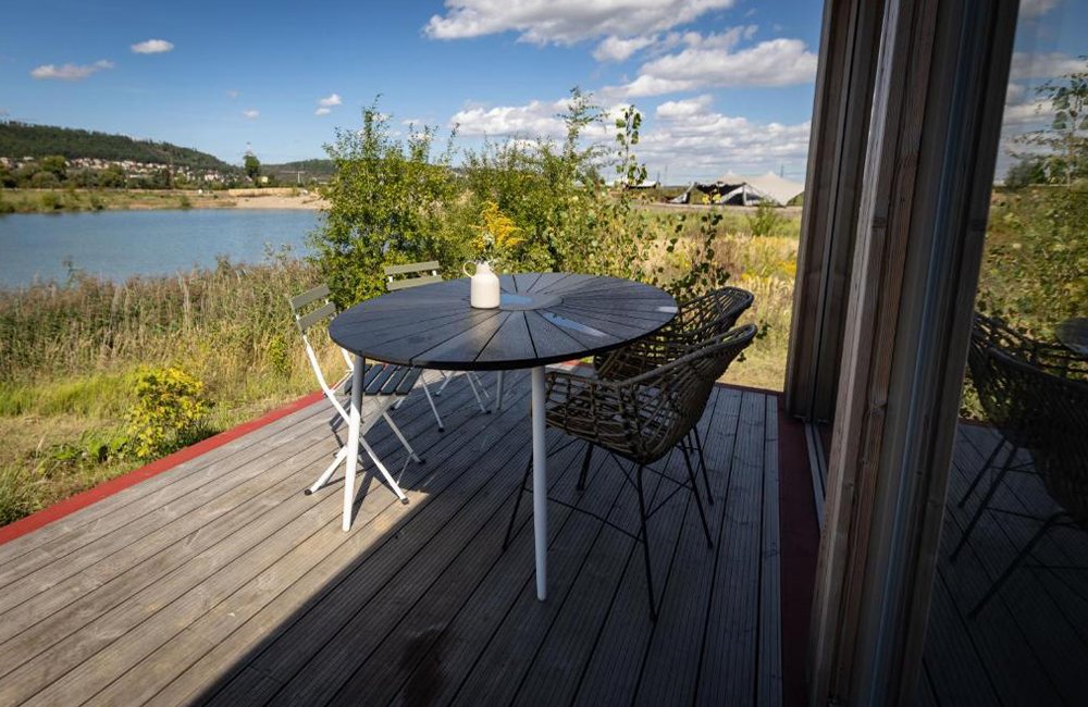 Terras van Glamping Jezeroooo aan het meer jezero Lipence aan de rand van Praag in Tsjechië