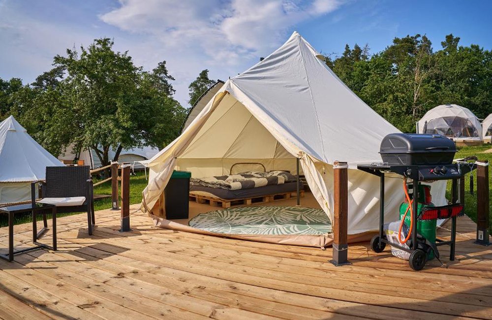 Terras van Glamping tent op Diervriendelijke camping Glamping Slapy aan een stuw meer op de Moldau aan de rand van Praag in Tsjechië