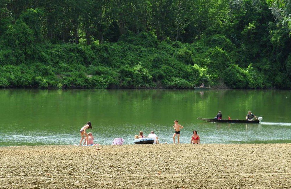 Tisza rivier bij Kemping & Glamping Tiszadada bij Hortobágy Nationaal Park in het oosten van Hongarije