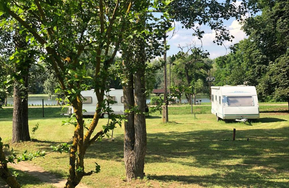 Tóparti Camping naast het Meer van Tisza aan de rand van Tiszafüred bij Hortobágy Nationaal Park in het oosten van Hongarije