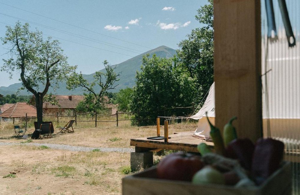 Uitzicht op de berg Rtanj vanuit diervriendelijke camping Glamping Sve Mir in de Karpaten van Servië