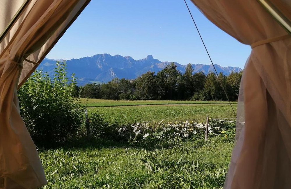 Uitzicht vanuit tipi tent van Glamping Spezberger in Zwitserland tussen de Alpen van het Berner Oberland