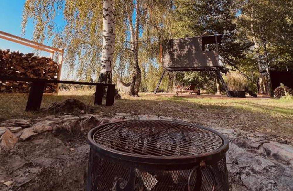 Vuurplaats van Diervriendelijke Off-Grid camping Glamping Ostrov Klidu aan de rand van Praag in Tsjechië