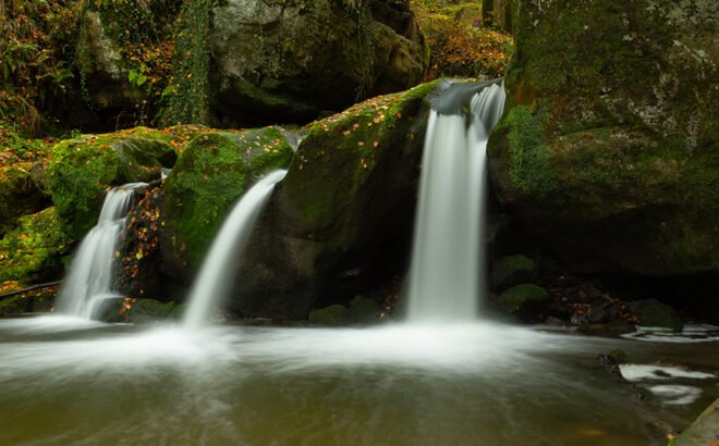 Watervallen in de natuur van het Müllerthal of het Klein-Zwitserland van Luxemburg