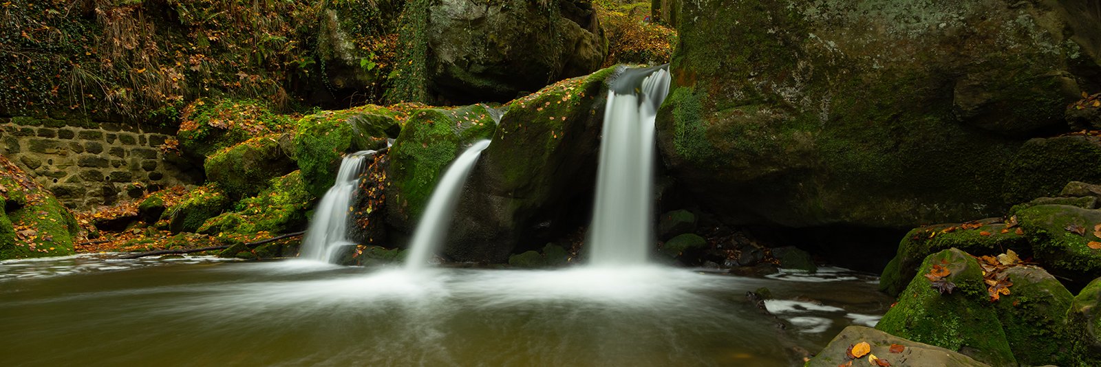 Watervallen in de natuur van het Müllerthal of het Klein-Zwitserland van Luxemburg