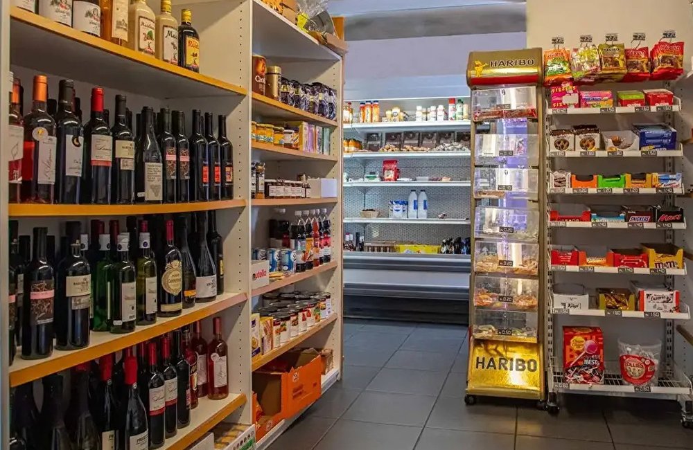 Winkel van Camp Au Chur in de Graubündener Alpen van Zwitserland aan de rivier de Rijn