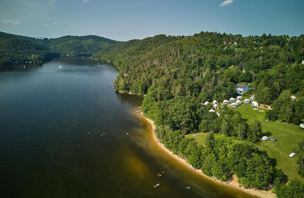 Zicht op Diervriendelijke camping Glamping Slapy aan een stuw meer op de Moldau aan de rand van Praag in Tsjechië