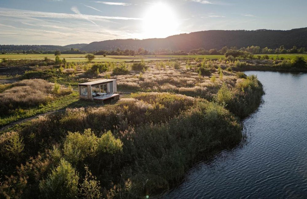 Zicht op Glamping Jezeroooo aan het meer jezero Lipence aan de rand van Praag in Tsjechië