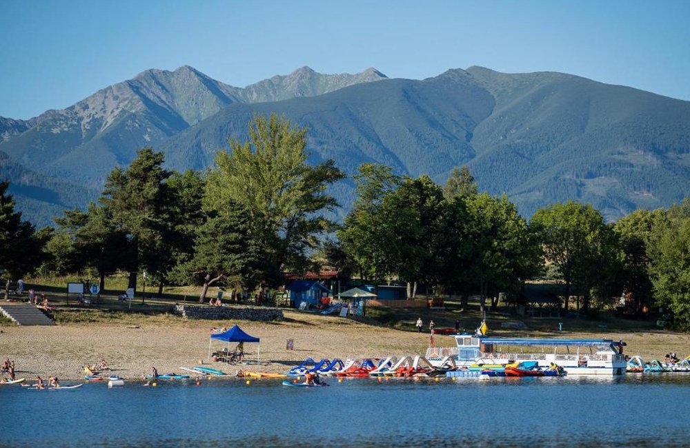 Zicht op Mara Camping aan het Liptovská Mara Meer in het Tatra gebergte van Slowakije