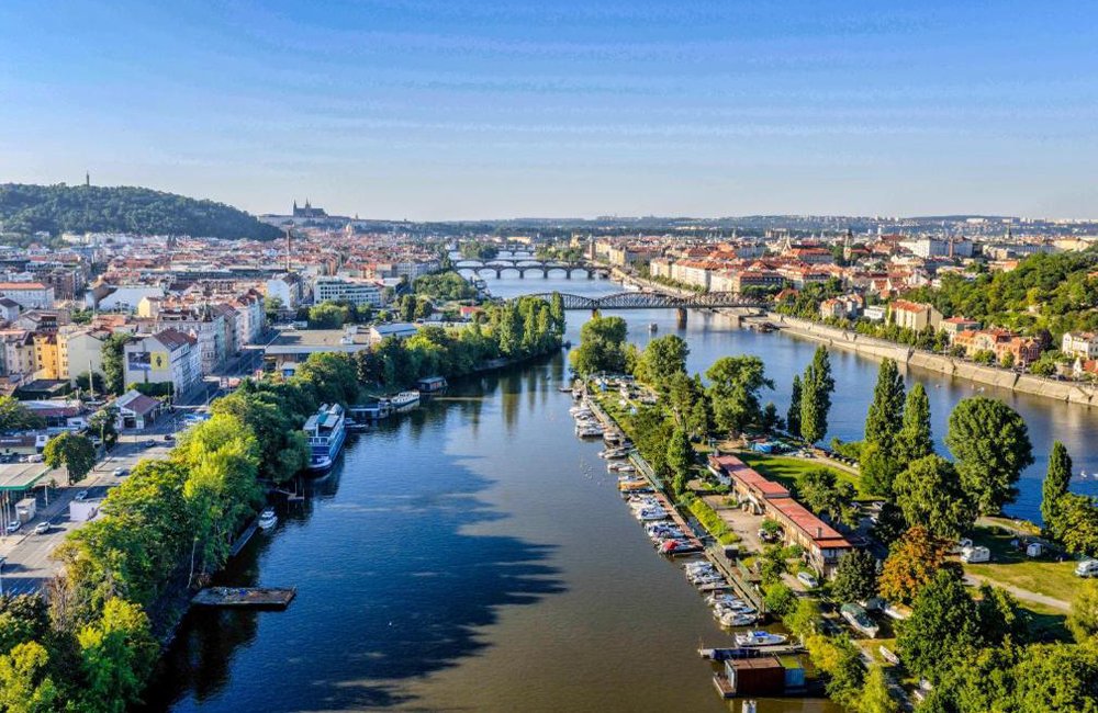 Zicht op diervriendelijke camping Glamping Prague op een eiland in de Moldau in het hart van Praag in Tsjechië