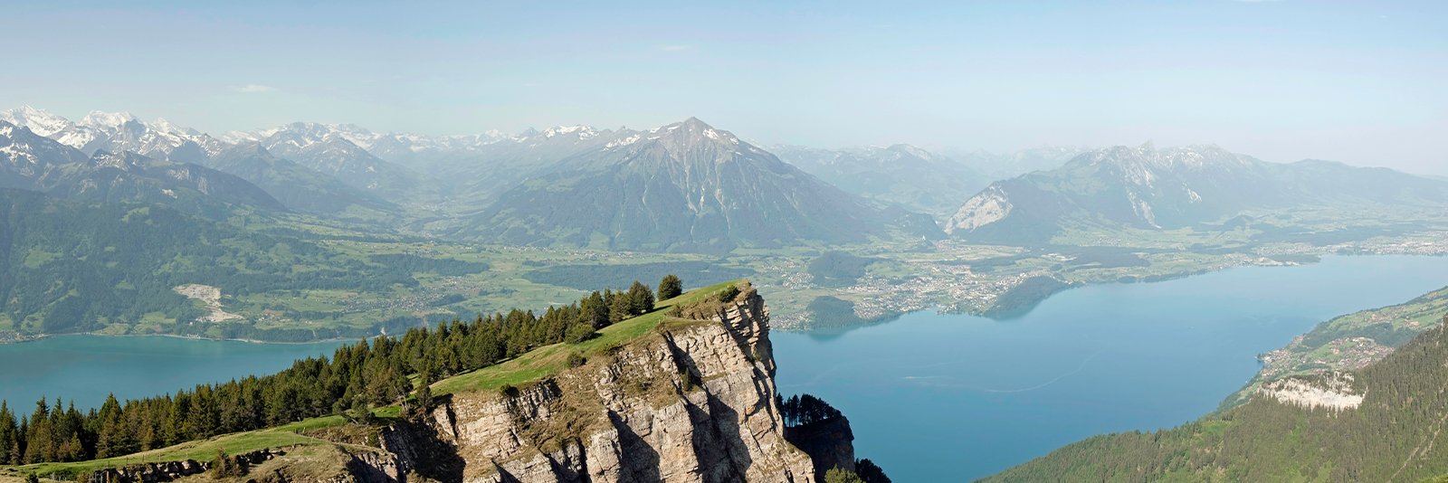 Zicht op het meer van Thun in Berner Oberland tussen de bergen van de Zwitserse Alpen in Zwitserland