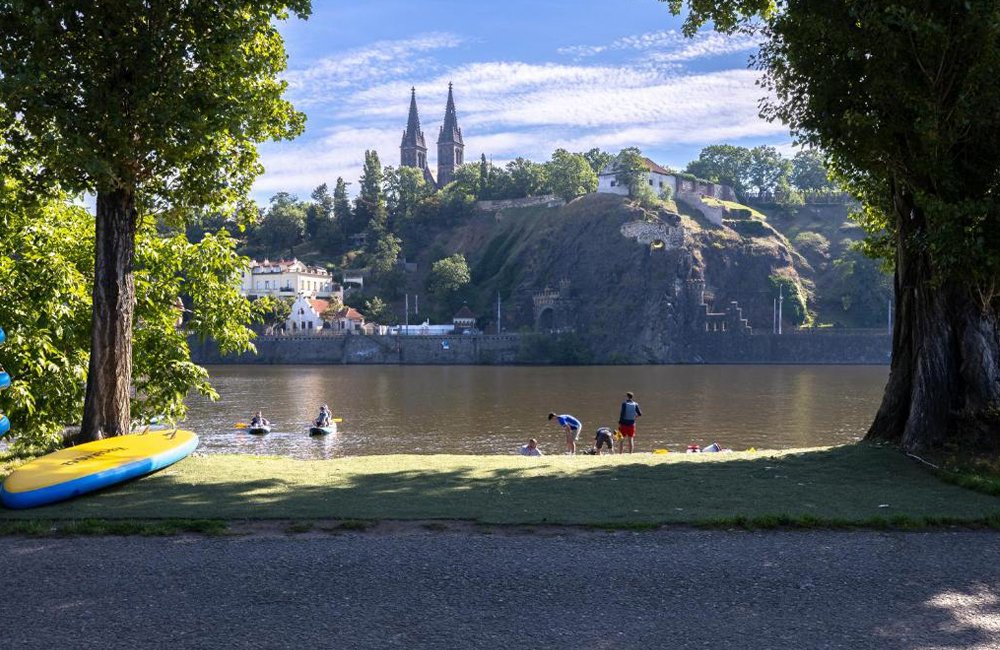 Zicht op kasteel Vyšehrad vanuit diervriendelijke camping Glamping Prague op een eiland in de Moldau in het hart van Praag in Tsjechië