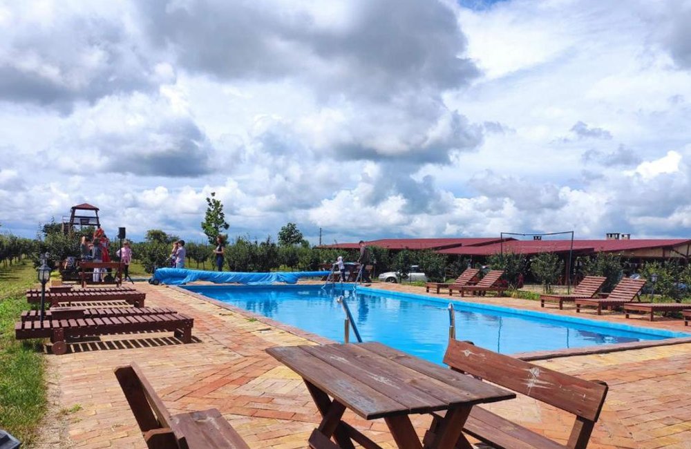Zwembad van Camp Salaš Farma 47 bij Novi Sad in Servië