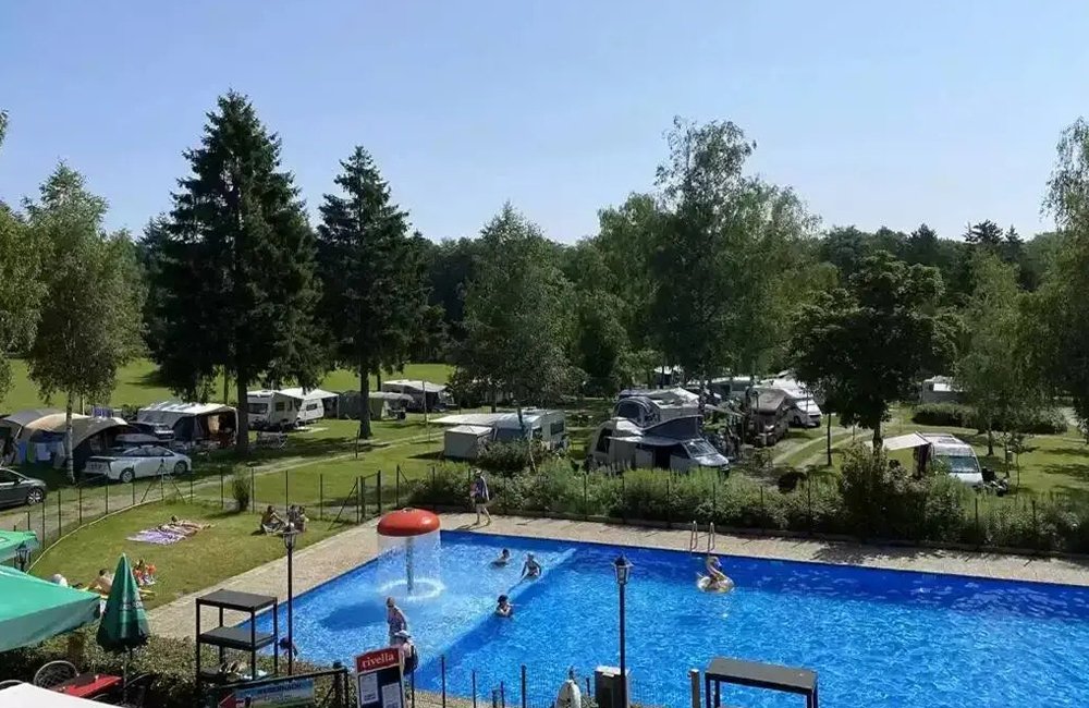 Zwembad van Camping Auf Kengert bij het Müllerthal het Klein-Zwitserland van Luxemburg