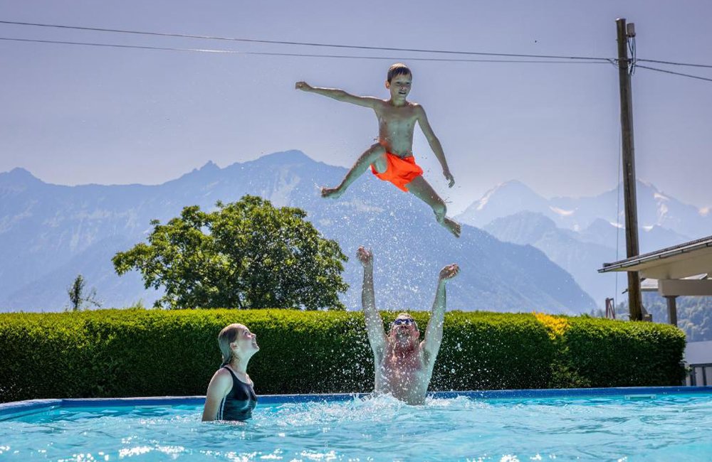 Zwembad van Camping Lazy Rancho bij het thunermeer in de Alpen van Berner Oberland in Zwitserland