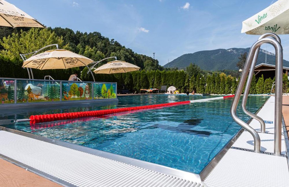 Zwembad van Camping Villa Betula Resort aan het Liptovská Mara Meer in het Tatra gebergte van Slowakije