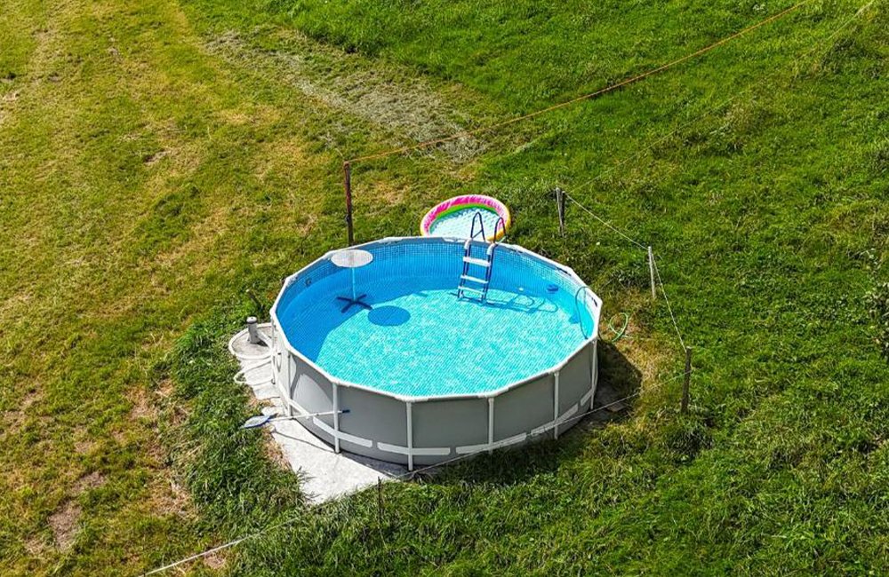 Zwembad van Glamping Spezberger in Zwitserland tussen de Alpen van het Berner Oberland