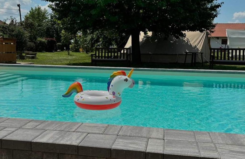 Zwembad van Tisza glamping bij Hortobágy Nationaal Park in het oosten van Hongarije