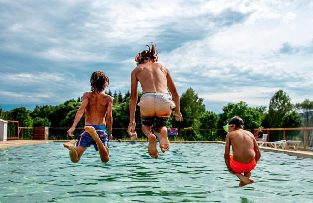 Zwembad van diervriendelijke Camping Chvalsiny aan de rand van Český Krumlov in Tsjechië
