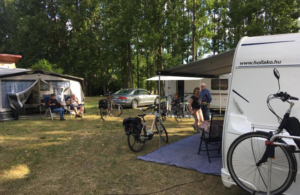 caravans op Tóparti Camping naast het Meer van Tisza aan de rand van Tiszafüred bij Hortobágy Nationaal Park in het oosten van Hongarije