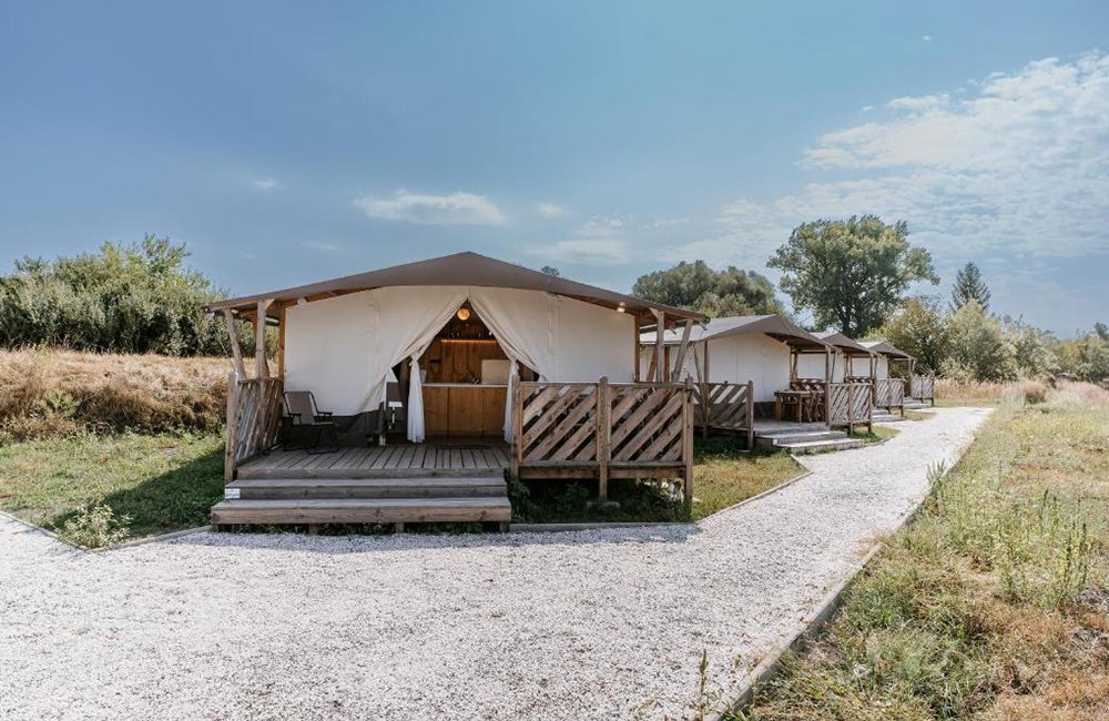 glampingenten van Holiday Village Novolandia in het zuiden van Slowakije