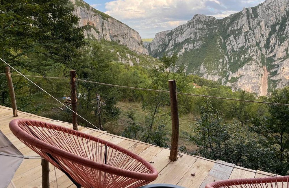 terras van Rosehip camp in het oosten van Servië