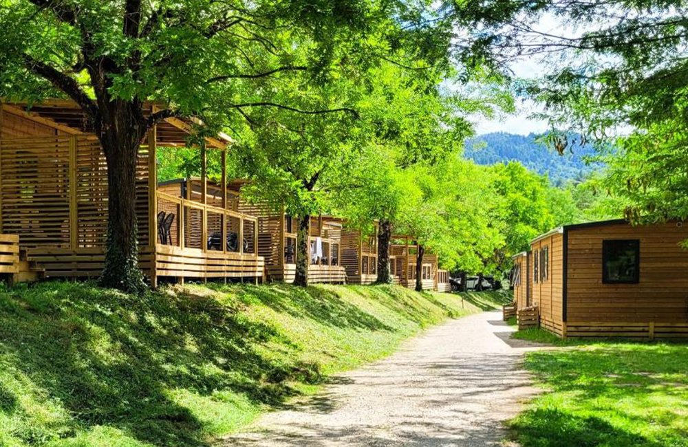 Accommodaties op Camping Mas de Champel aan de rivier de Eyrieux in de Ardèche in het zuiden van Frankrijk