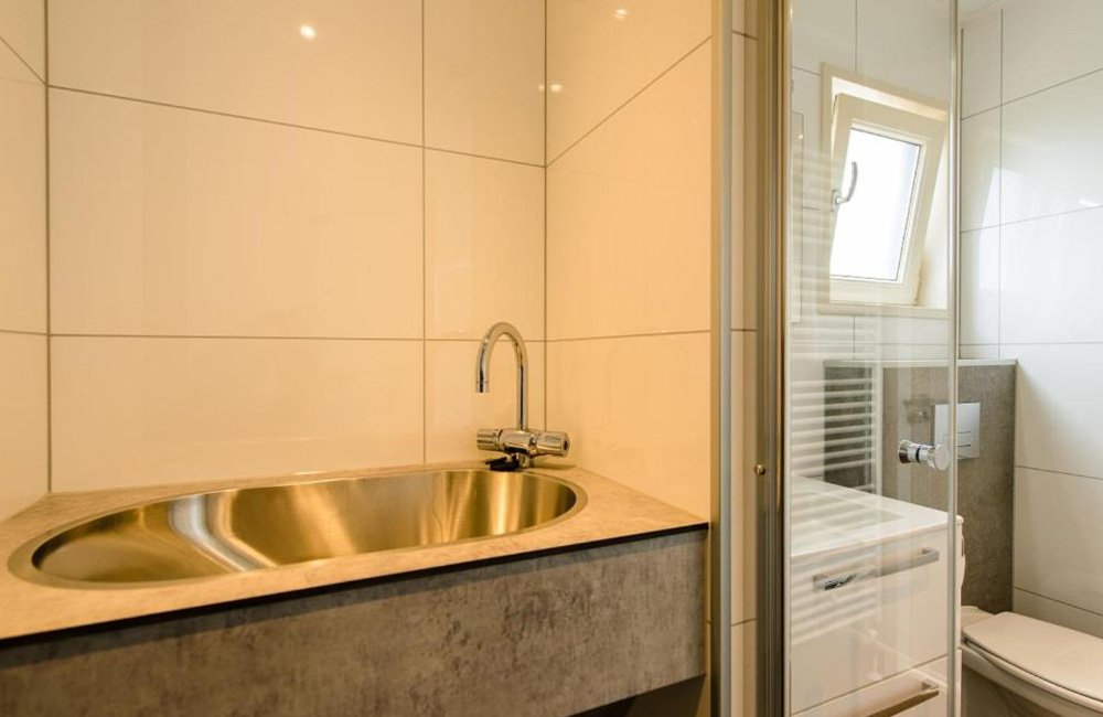 Badkamer van huisje Camping De Kiekduun op Ameland op de waddeneilanden in het noorden van Nederland