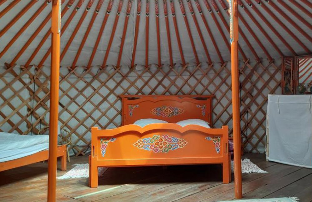 Binnenkant glampingtent op Camping Ushuaïa Villages Le Viaduc in de Ardèche in het zuiden van Frankrijk