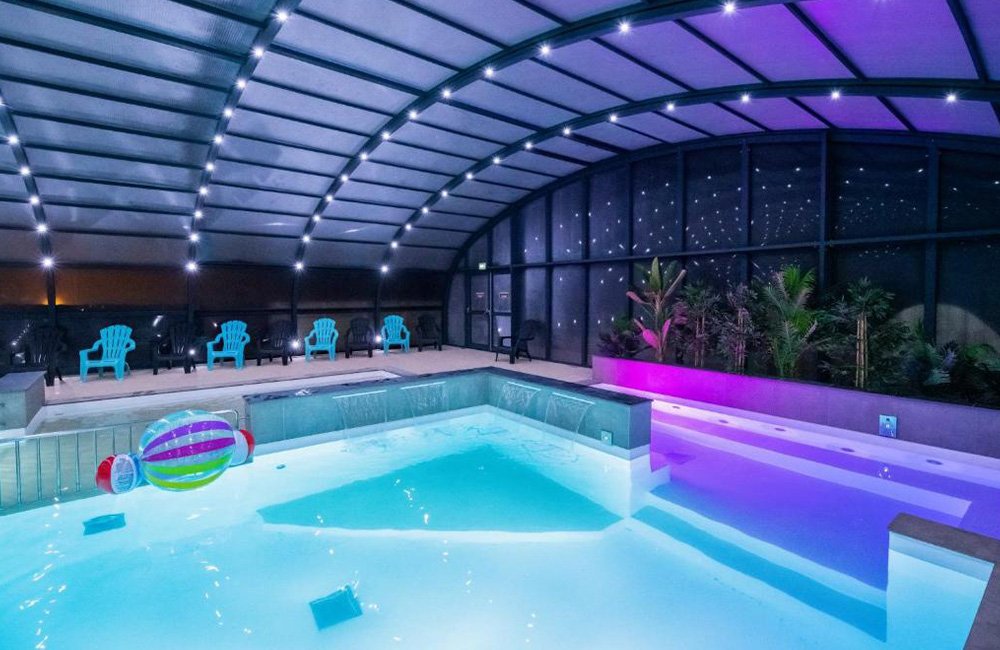 Binnenzwembad van Camping Les Carolins aan het strand van Normandië in het noorden van Frankrijk