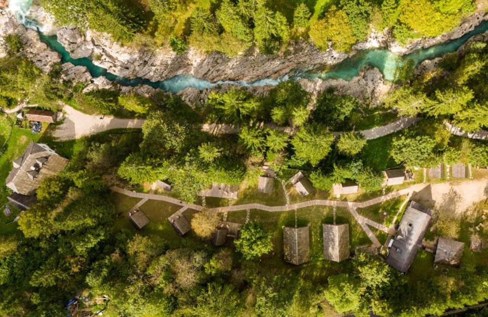 Bovenaanzicht Camp Korita in de Soča vallei van Slovenië