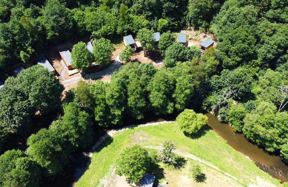 Bovenaanzicht Camping Le Hameau de l'Ourthe in de Belgische Ardennen