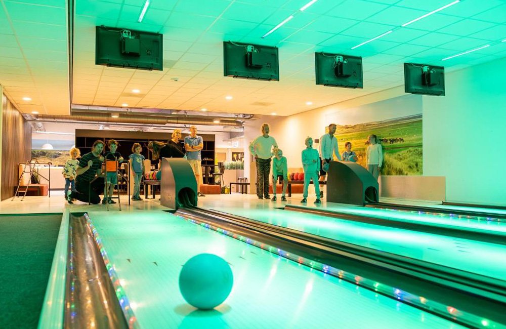 Bowlingbaan van Vakantiepark Klein Vaarwater op Ameland op de waddeneilanden in het noorden van Nederland