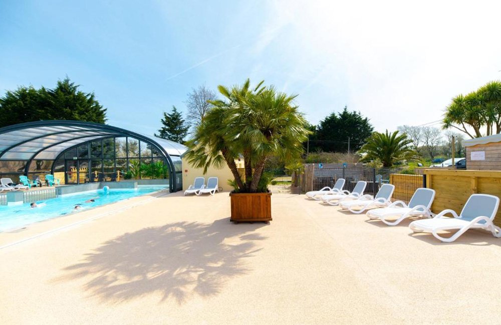 Buitenzwembad van Camping Les Carolins aan het strand van Normandië in het noorden van Frankrijk