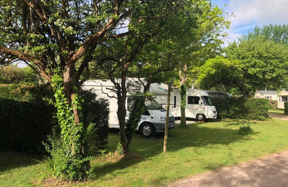 Campers op Camping Les Carolins aan het strand van Normandië in het noorden van Frankrijk