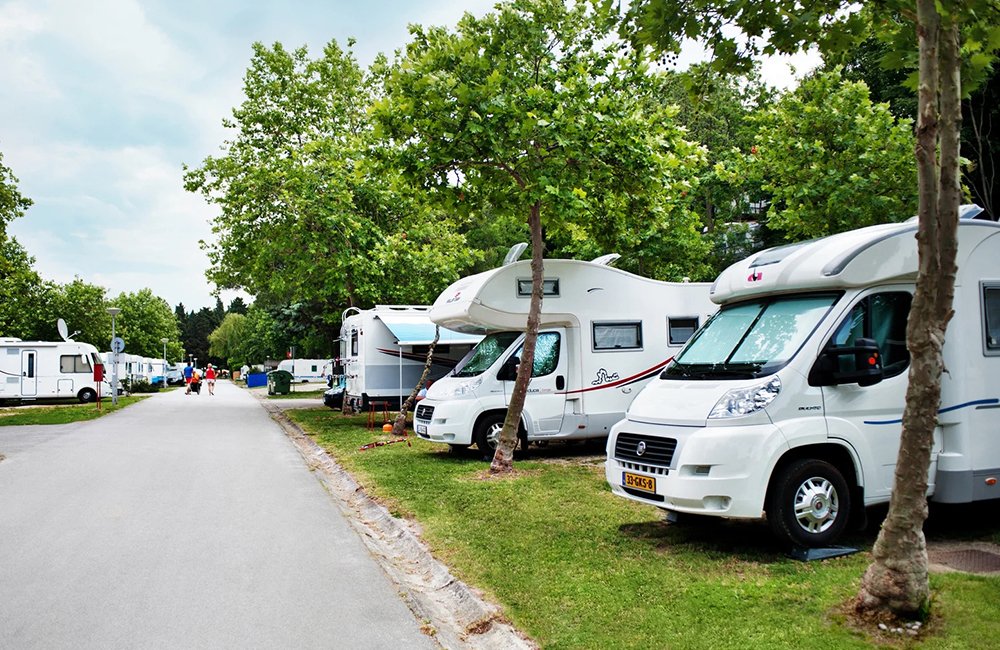 Campers op camping Lucija aan de Adriatische kust in het westen van Slovenië
