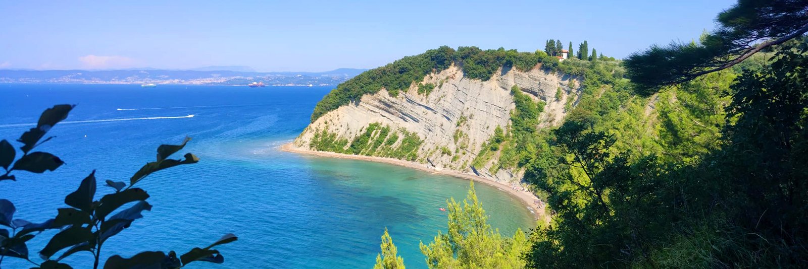De moonbay van Strunjan aan de Adriatische zee bij de kust van Slovenië