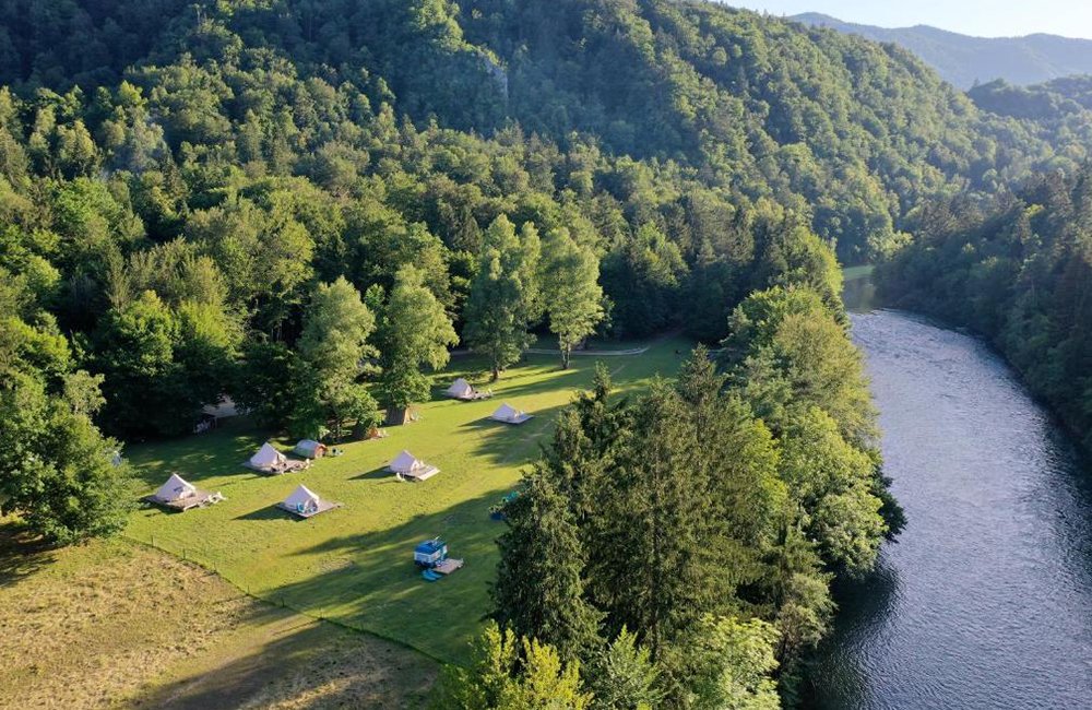 ECO River Camp aan rivier de Sava bij het meer van bled in het Triglav Nationaal Park van Slovenië