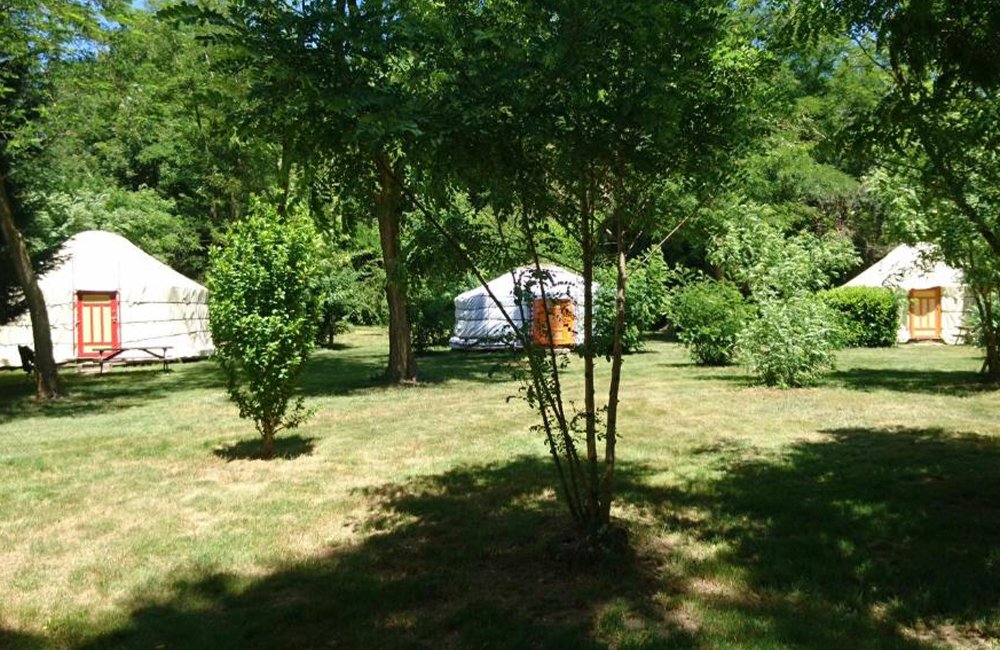 Glamping tenten op Camping Ushuaïa Villages Le Viaduc in de Ardèche in het zuiden van Frankrijk