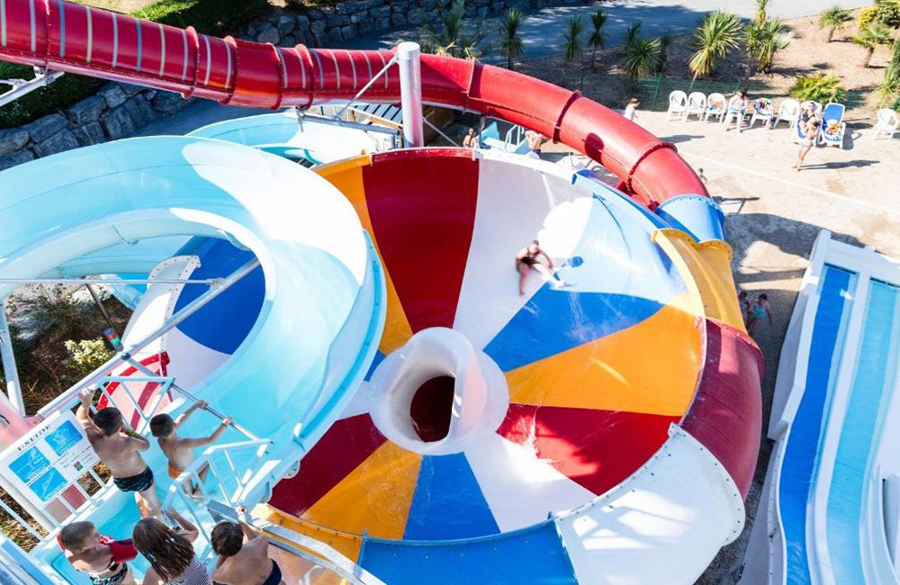 Glijbaan van Camping La Vallée in de Côte Fleurie van Normandië in het noorden van Frankrijk