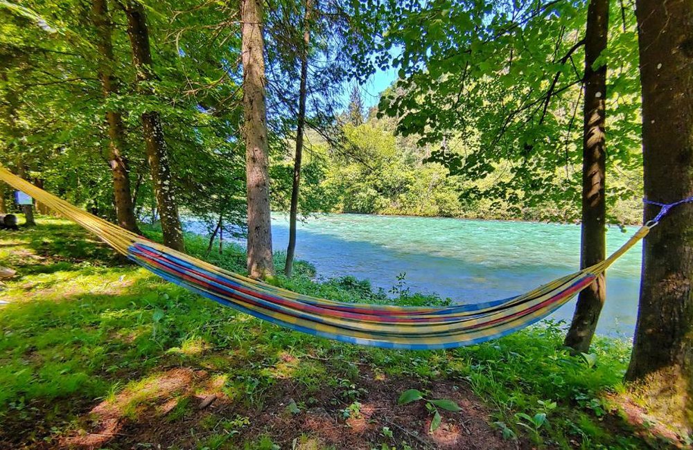 Hangmat op ECO River Camp aan rivier de Sava bij het meer van bled in het Triglav Nationaal Park van Slovenië