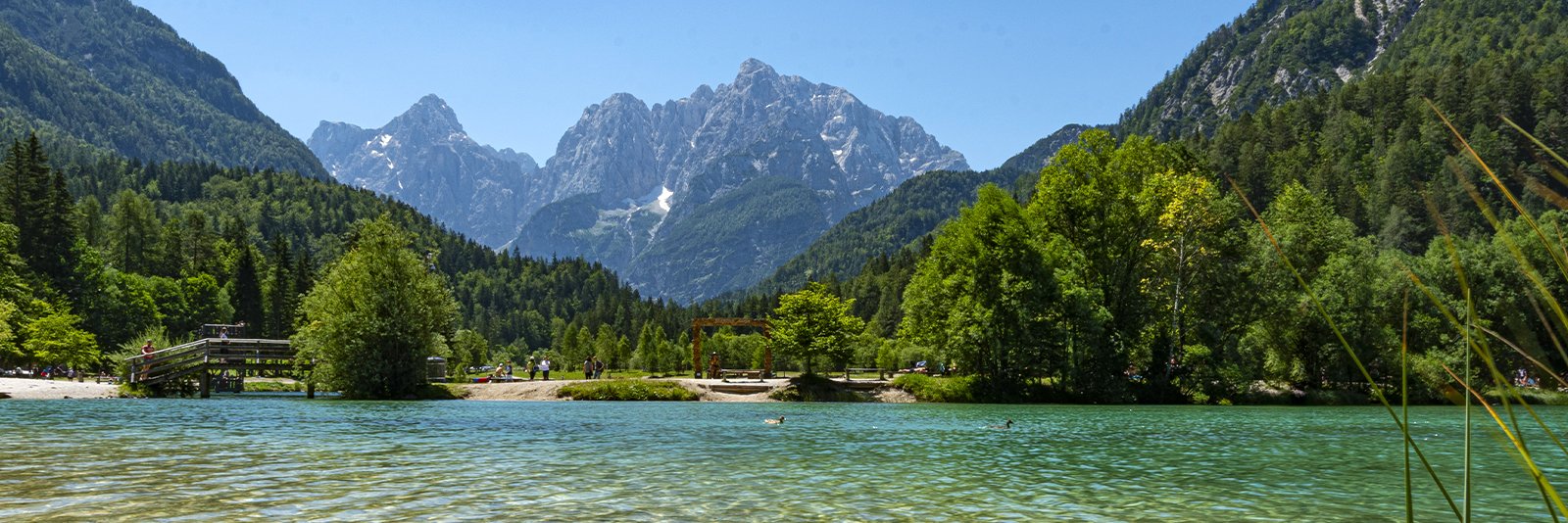 Het meer van Jasna bij Kranjska Gora in de Julische Alpen van het Triglav Nationaal Park in Slovenië