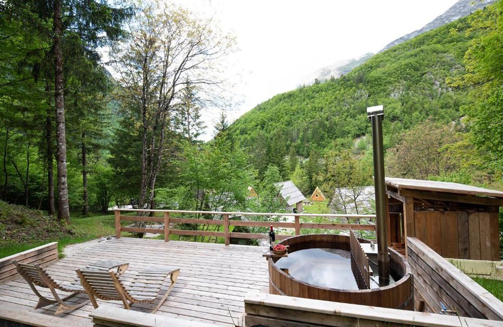 Hottub op Camp Korita in de Soča vallei van Slovenië