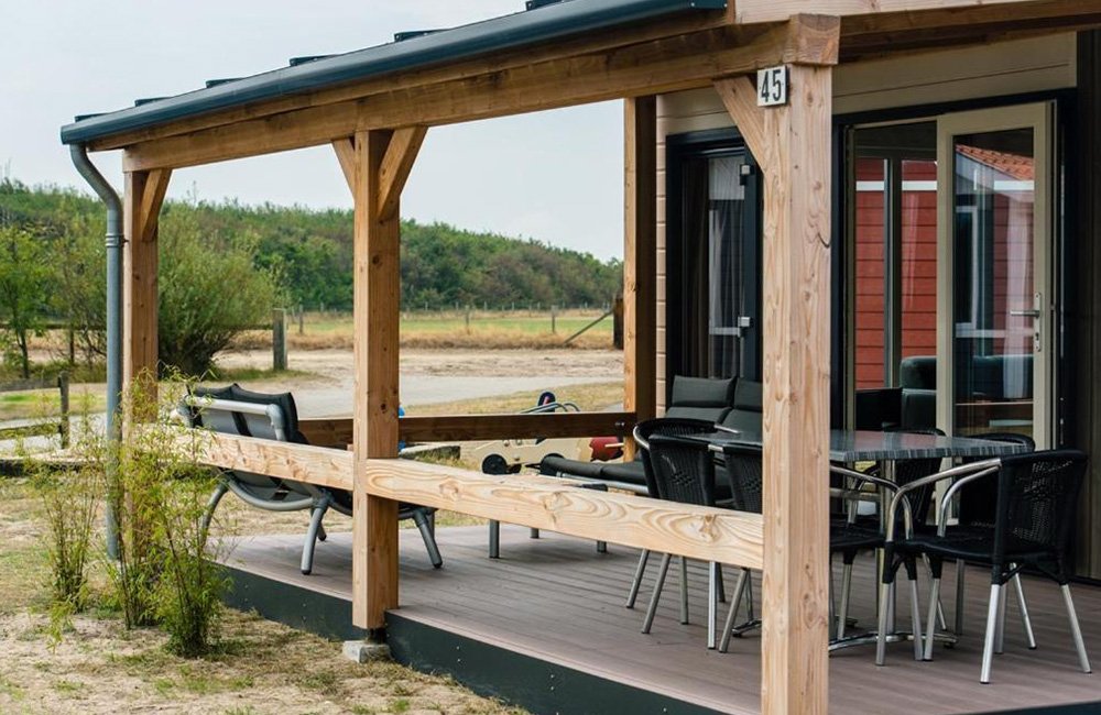 Huisje van Camping De Kiekduun op Ameland op de waddeneilanden in het noorden van Nederland