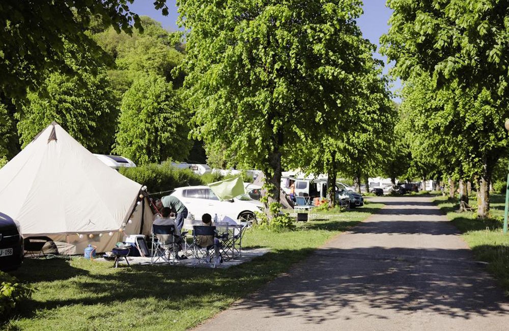 Kampeerplaatsen op camping Le Florenville aan de rivier de Semois in de Ardennen van België