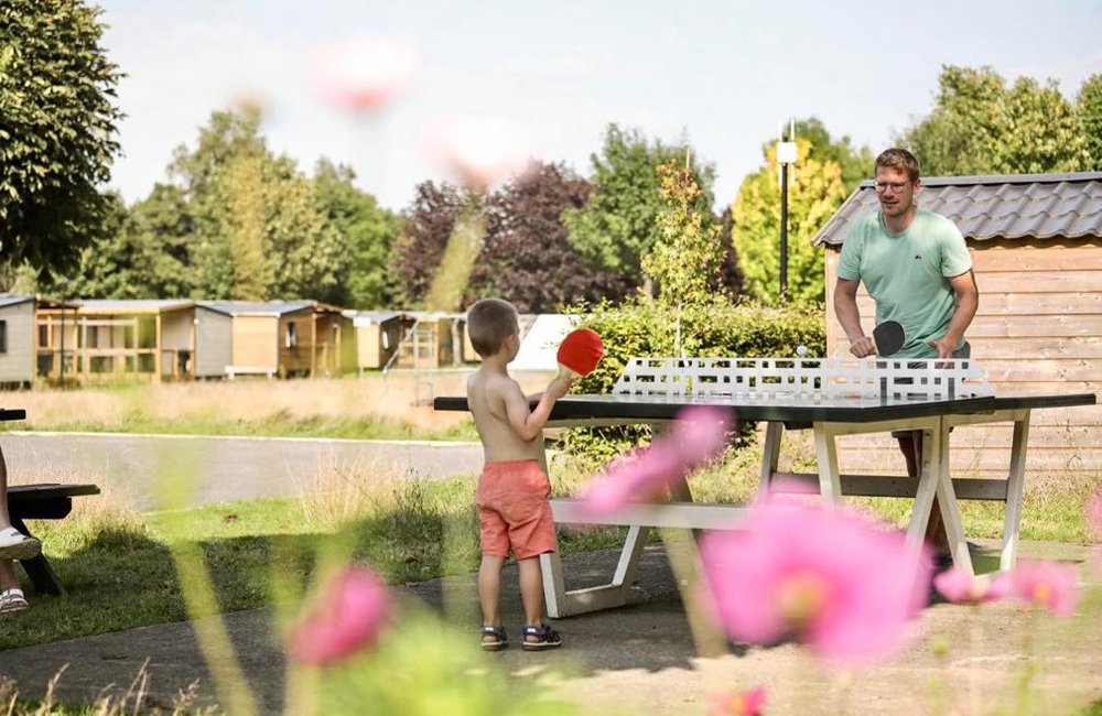 Pingpongtafel van camping Le Florenville aan de rivier de Semois in de Ardennen van België